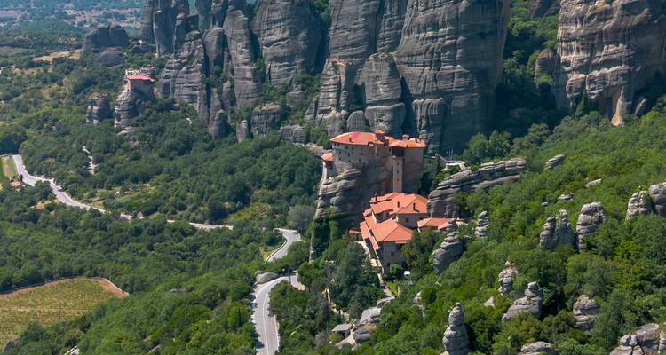 Formations rocheuses des Météores surmontées de monastères.