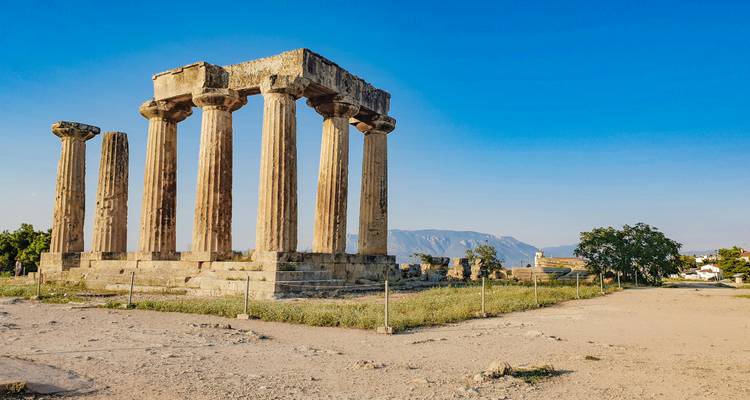 Colonnes grecques antiques dans un espace ouvert.