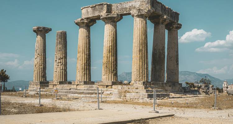 Ruines de colonnes grecques antiques dans un paysage désertique.