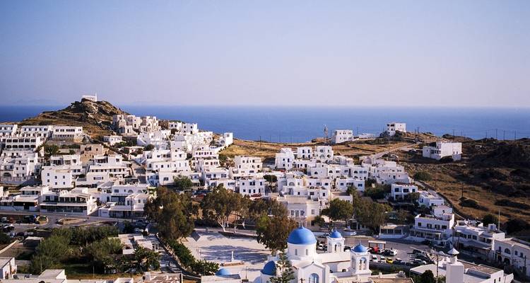 Stadt mit weißen Gebäuden und einem blauen Kuppeldach.