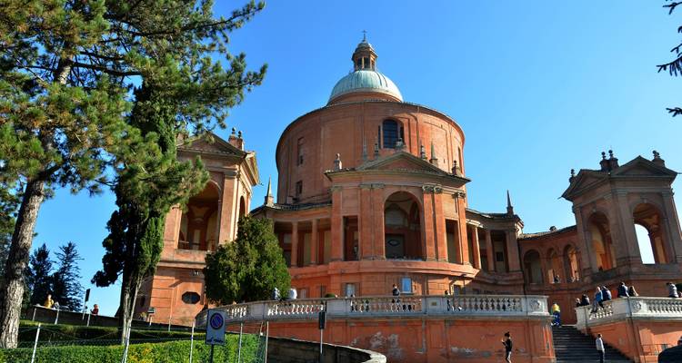 Ein großes rundes historisches Gebäude mit einer Kuppel und Fußgängerwegen.
