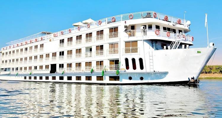 Grand navire de croisière blanc sur la rivière.