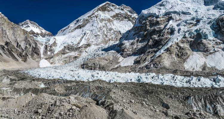 Panoramisch uitzicht op Everest Base Camp met gletsjers en majestueuze toppen.