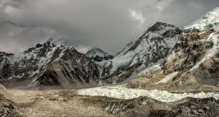 Wolkbedekte Himalaya met een dramatische lucht.
