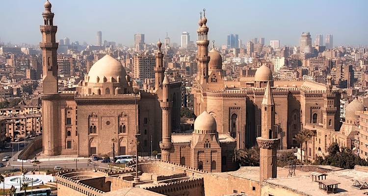 Panoramisch uitzicht op een oude moskee en stadshorizon.