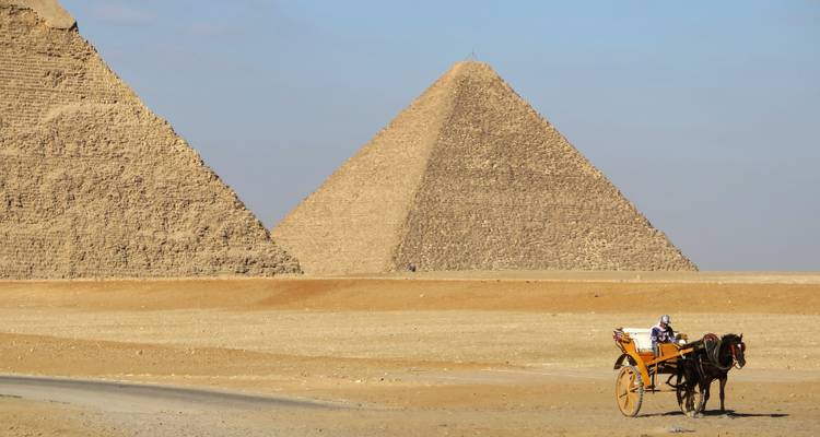 Paard en koets voor de Piramides van Gizeh.