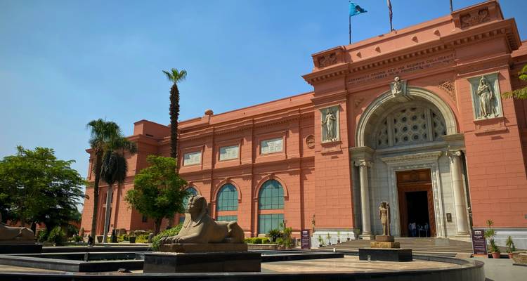 Zicht op het Egyptisch Museum gebouw met sculpturen.