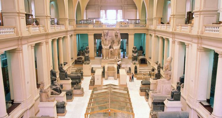 Binnenaanzicht van een museum met oude Egyptische artefacten.