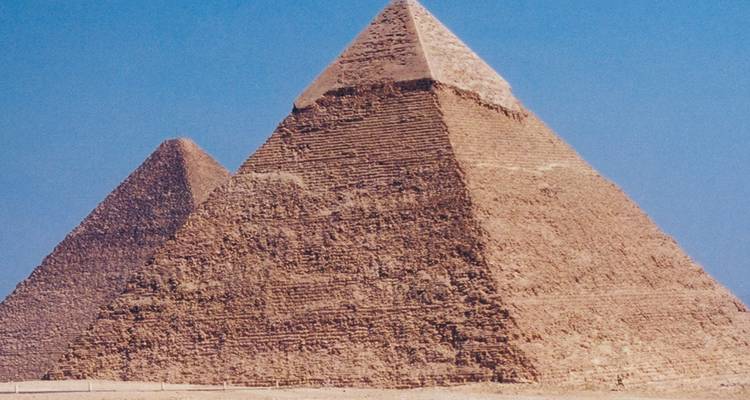 De Piramides van Gizeh onder een heldere blauwe hemel.