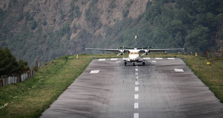 Flugzeug auf einer Berglandebahn.