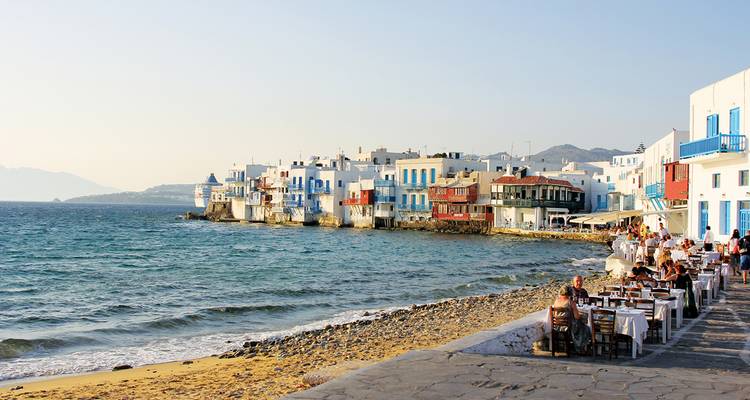 Les dîneurs en bord de mer profitent des maisons colorées du front de mer de la Petite Venise à Mykonos au crépuscule.