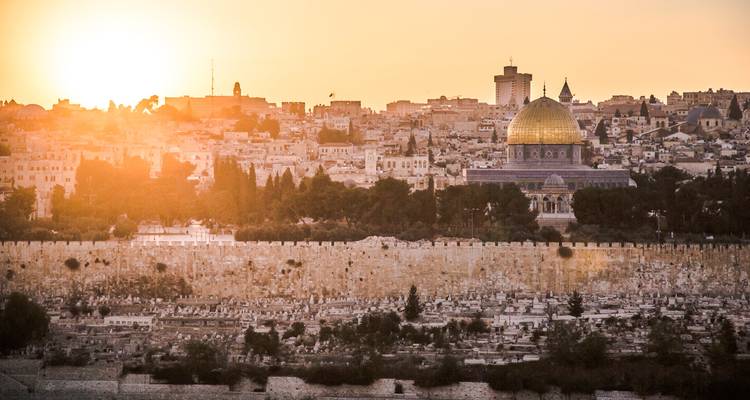 Horizonte de Jerusalén con la Cúpula de la Roca al atardecer