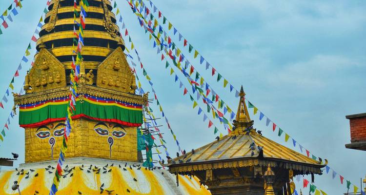 Swayambhunath Stupa met kleurrijke gebedsvlaggen en sierlijke details.