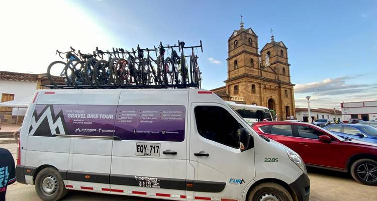 Fourgonnette avec des vélos sur le toit garée près d'une église.