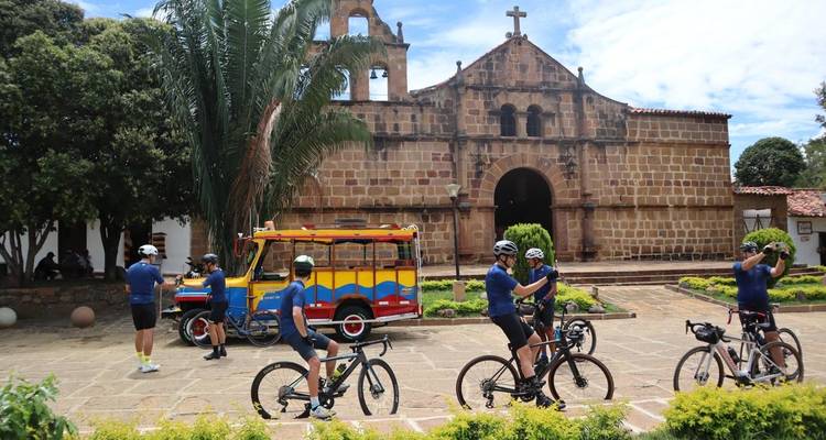 Des cyclistes se sont rassemblés devant une église avec leurs vélos.