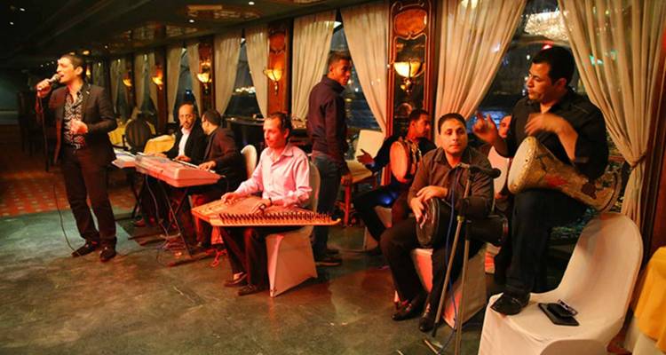 Musiker, die auf einem Kreuzfahrtschiff auftreten.