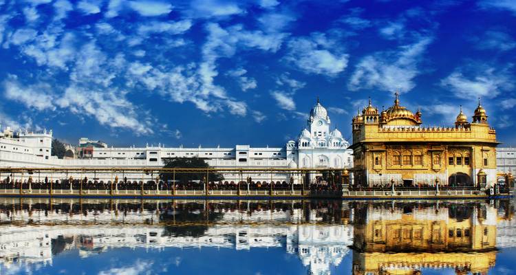 Prachtig uitzicht op de Gouden Tempel met zijn weerspiegeling in het water.