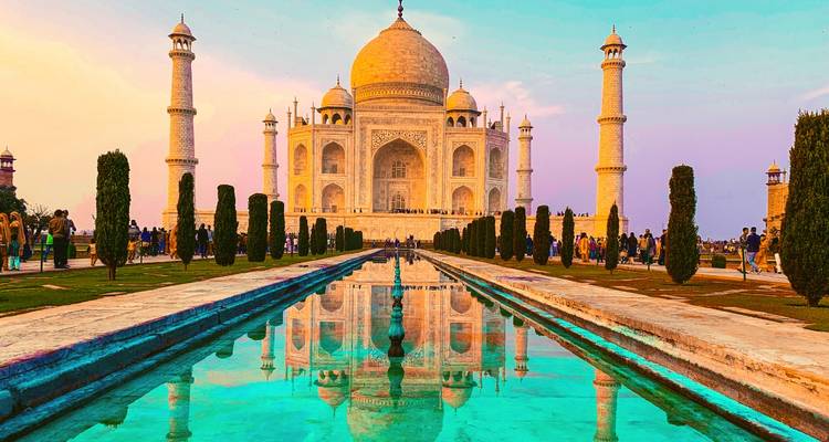 De Taj Mahal met kleurrijke zonsonderganglucht en symmetrische tuinen.