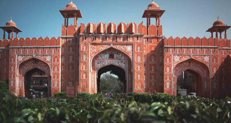 Sierlijke toegangspoort met ingewikkelde patronen, typisch voor de architectuur van Jaipur.
