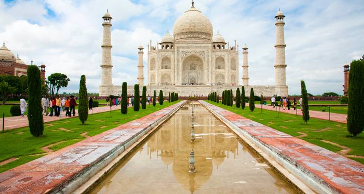 Het Taj Mahal met een heldere blauwe lucht; reflectie in het water.