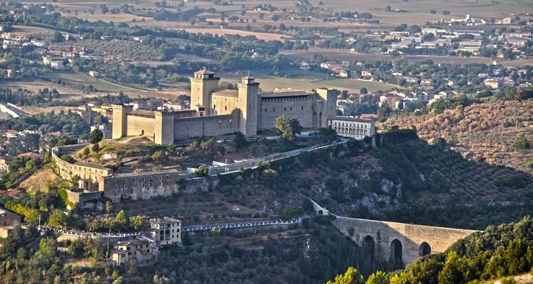 Forteresse sur une colline dominant le paysage pittoresque de Spolète.