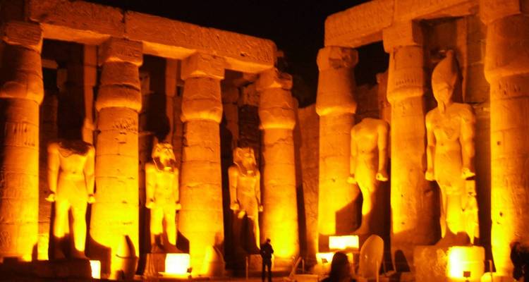 Luxor-Tempel bei Nacht beleuchtet.