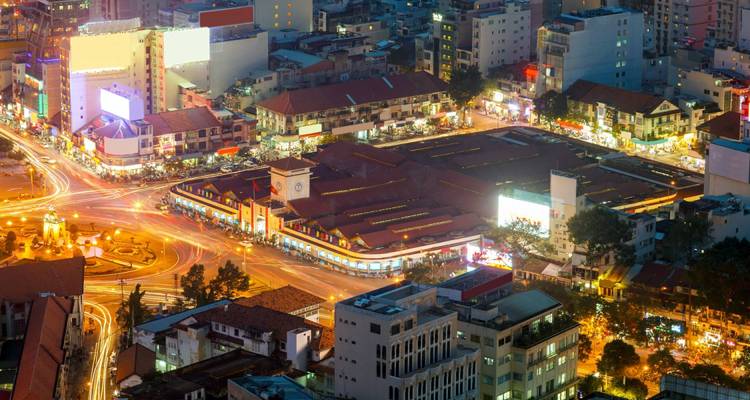 Luchtfoto van een drukke stadskruising met gloeiende lichten 's nachts.