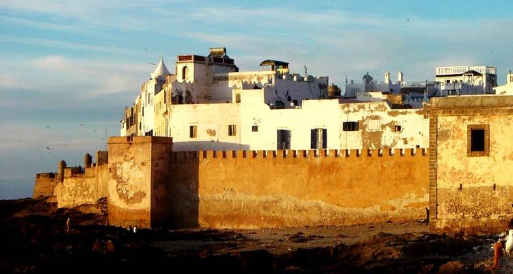 Historische Küstenfestung mit Gebäuden auf einer Klippe.