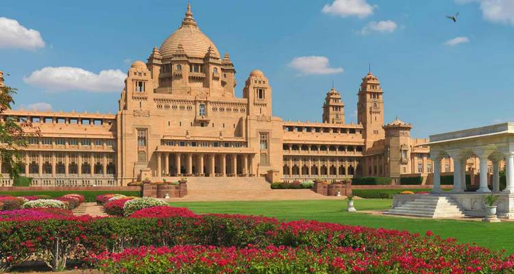 Umaid Bhawan Palast, umgeben von wunderschön gepflegten Gärten.