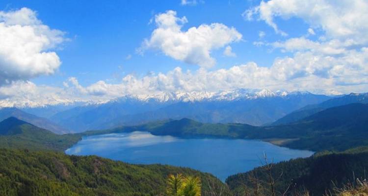 Luftaufnahme eines von Bergen umgebenen Sees