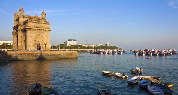 Una vista del icónico Puerta de la India junto al malecón.