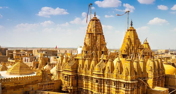 Una vista impresionante de un templo de arenisca amarilla en un paisaje árido.