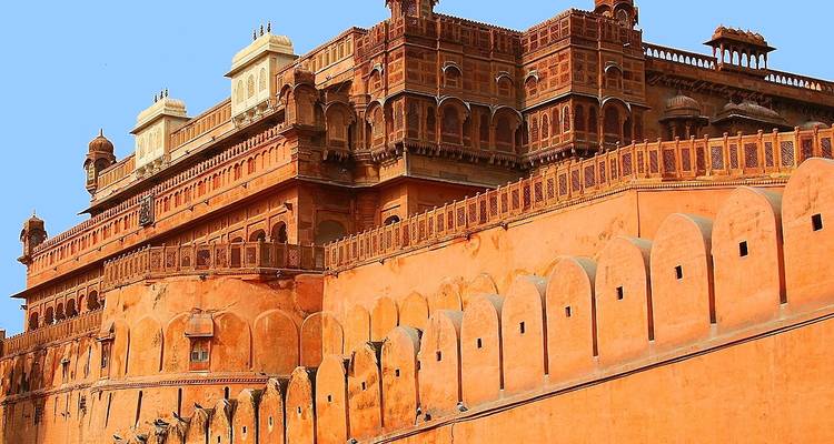 Una gran fortaleza de arenisca con elementos arquitectónicos detallados.
