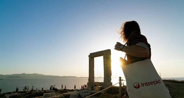 Naviguez en Grèce : De Santorin à Mykonos - Intrepid Travel 1