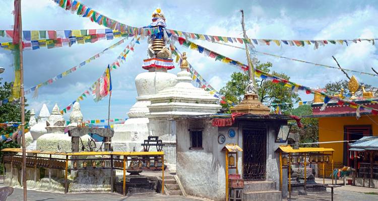 Kleine Stupa mit Gebetsfahnen auf einem Hügel
