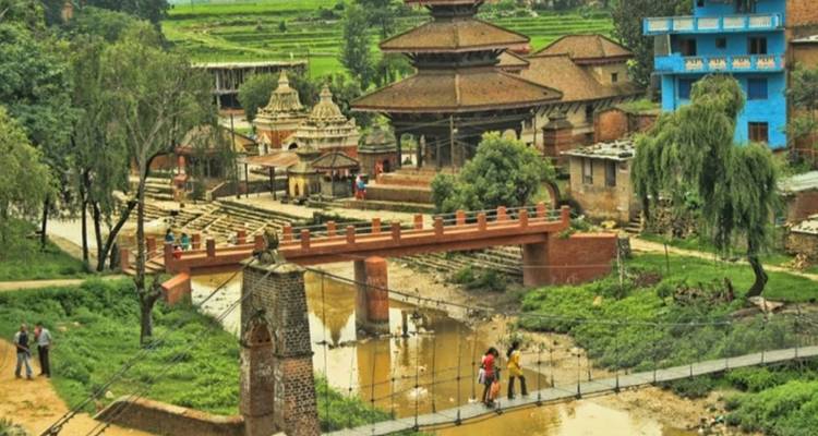 Historische Stadt mit Tempeln und einer Hängebrücke