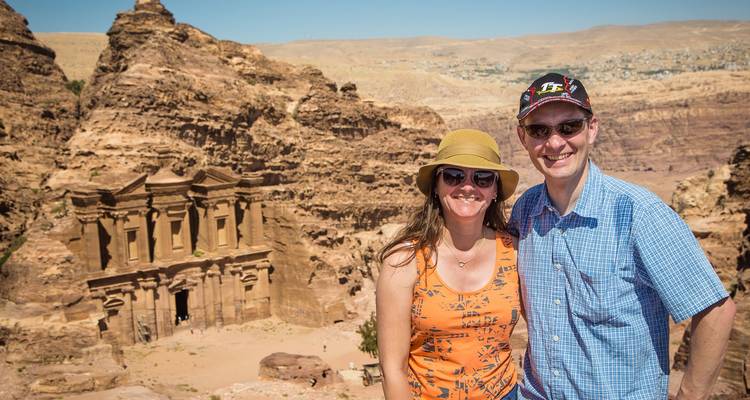 Lachendes Paar, das an einem hohen Aussichtspunkt über dem Petra-Kloster und den umliegenden Schluchten posiert