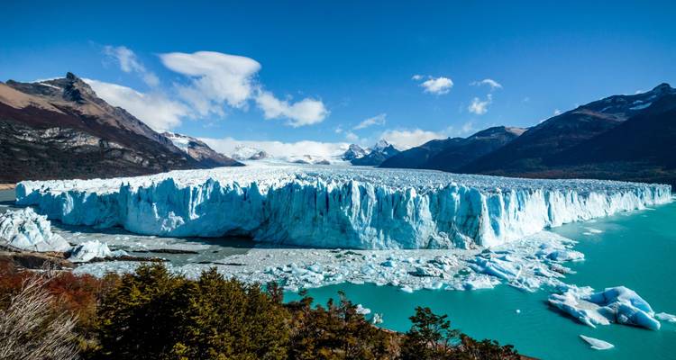 Eine weite Aussicht auf den Perito-Moreno-Gletscher mit türkisfarbenem Wasser.