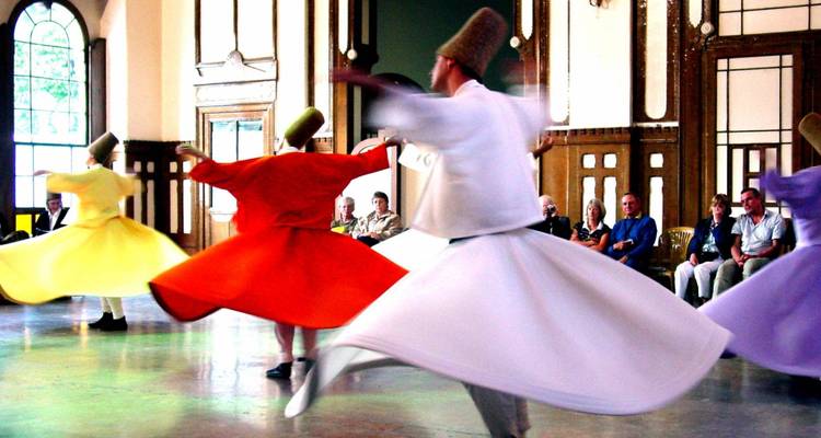 Wirbelnde Derwische, die in traditioneller Kleidung auftreten.