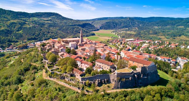 Luftaufnahme eines malerischen Dorfes in Buzet, Kroatien.