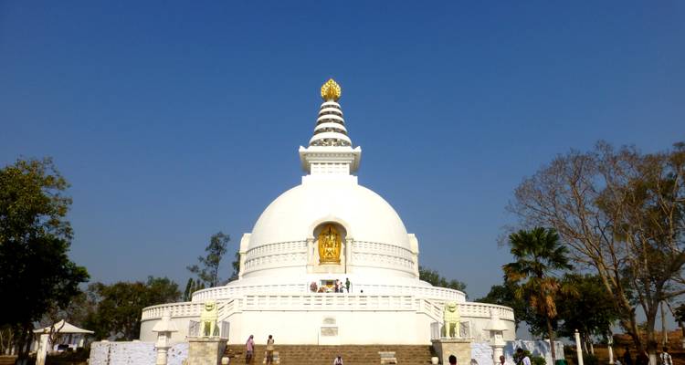 Pagode de la paix blanche avec un ciel dégagé.