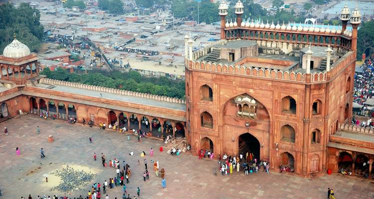 Ein großer Moscheenhof voller Menschen.