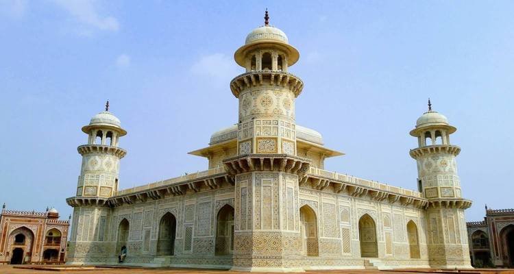 Itmad-ud-Daula's Grafombe, een wit marmeren mausoleum in Agra.