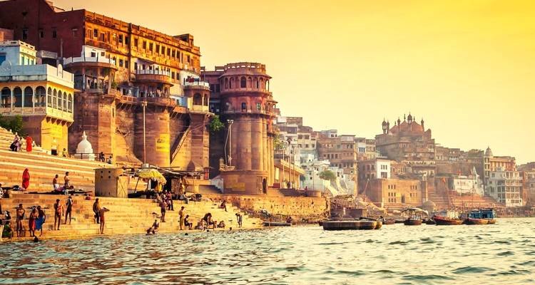 Die Ghats von Varanasi entlang des Ganges bei Sonnenuntergang.