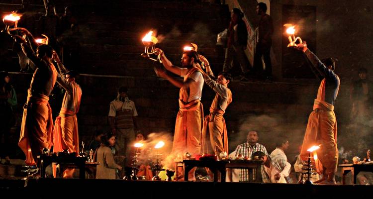 Ganga-Aarti-Zeremonie mit Priestern in Varanasi bei Nacht.