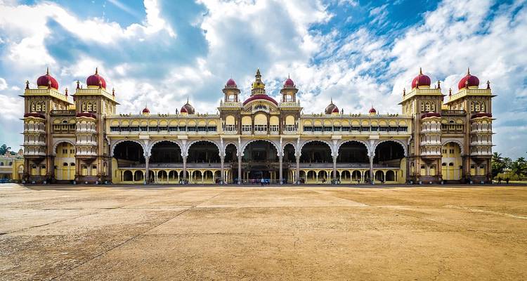 Groot Mysore Paleis met bewolkte luchten.