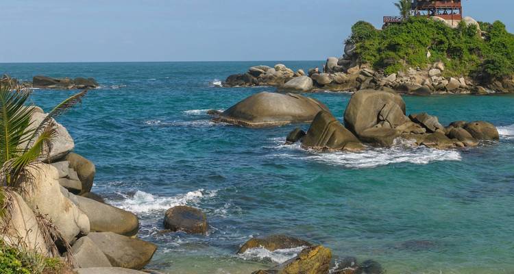 Vue côtière du Parc National Tayrona avec des formations rocheuses et une végétation luxuriante.