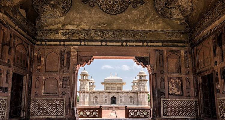 Uitzicht vanuit een raam van een historisch Indiaas paleis.