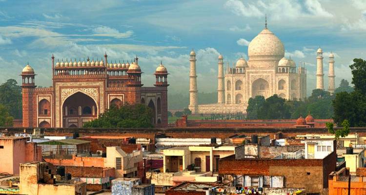 Taj Mahal en omliggende gebouwen gezien over stadsdaken.