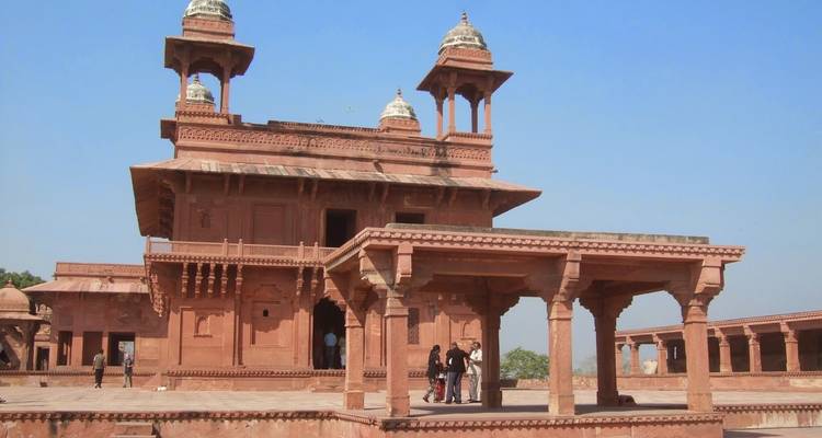 Bezoekers bij de architectuur van Fatehpur Sikri.